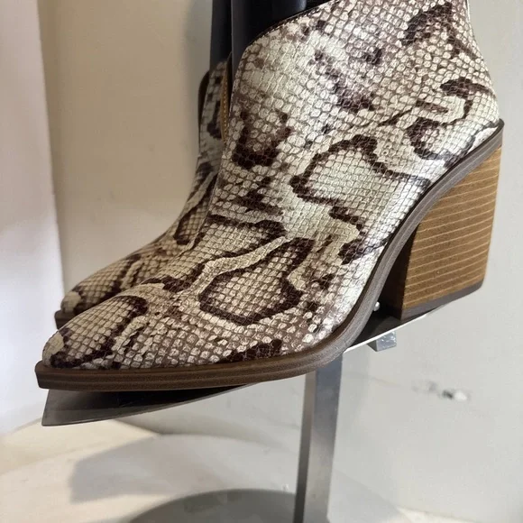 Vince Camuto Ginsel Snake Print Leather Bootie Boot Womens size 9 - Picture 3 of 9